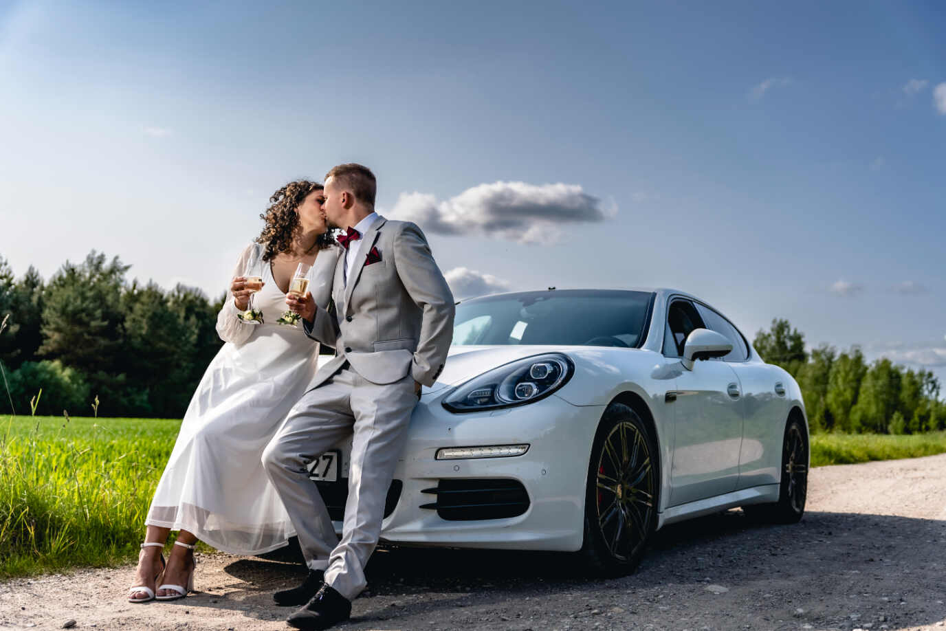 Kāzu foto pie jūras saulrietā