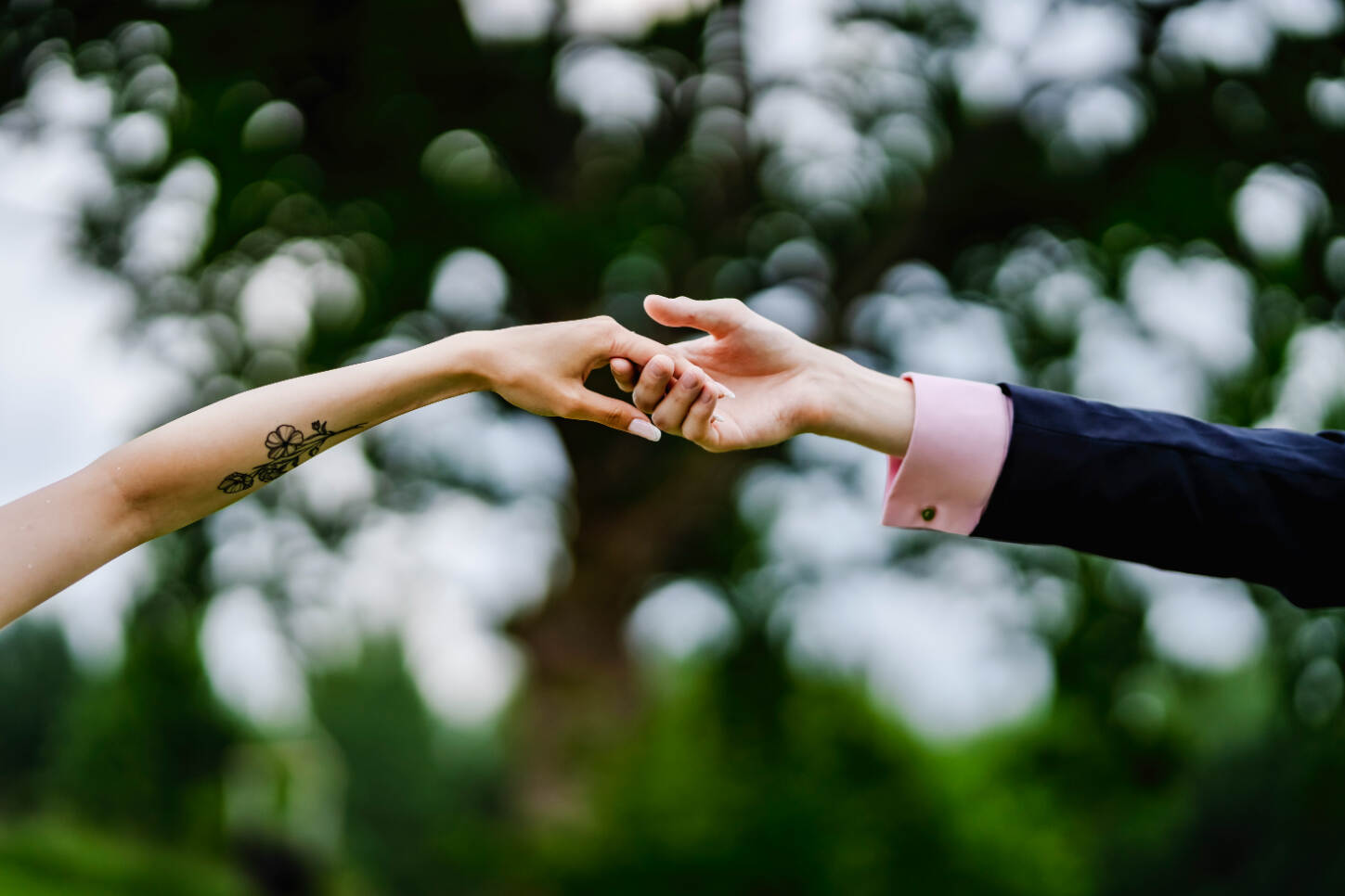 Kāzu pāris pilsētā vakara gaismā